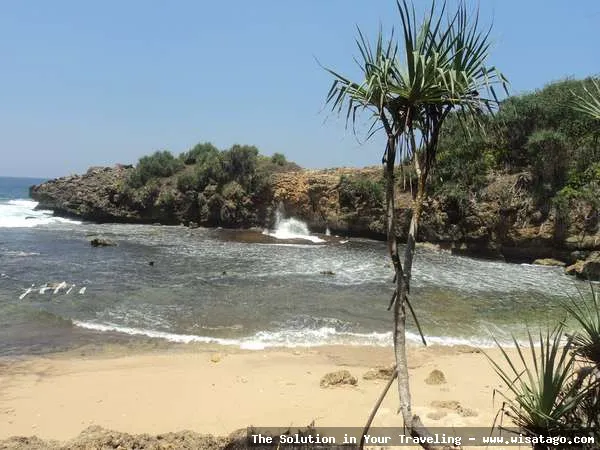 wisata Pantai Jonggring Saloko yang indah
