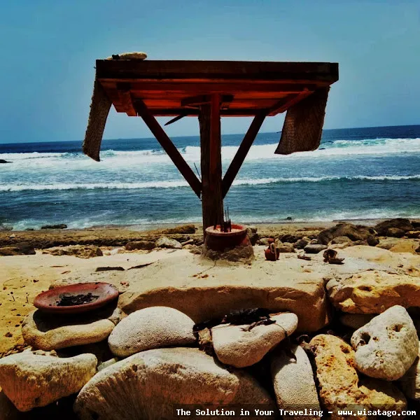 wisata Pantai Jonggring Saloko yang indah