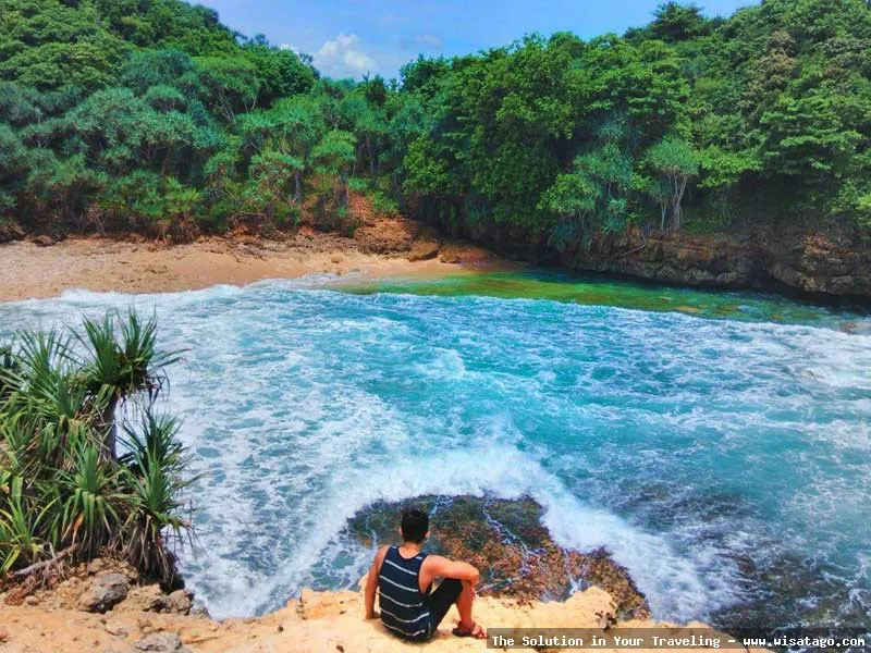 Wisata Pantai Jonggring Saloko nan eksotis