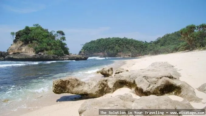 wisata Pantai Jonggring Saloko yang indah