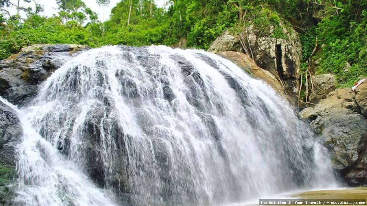 wisata Pantai Jonggring Saloko yang memukau