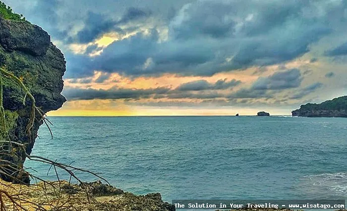 Wisata Pantai Jonggring Saloko yang indah