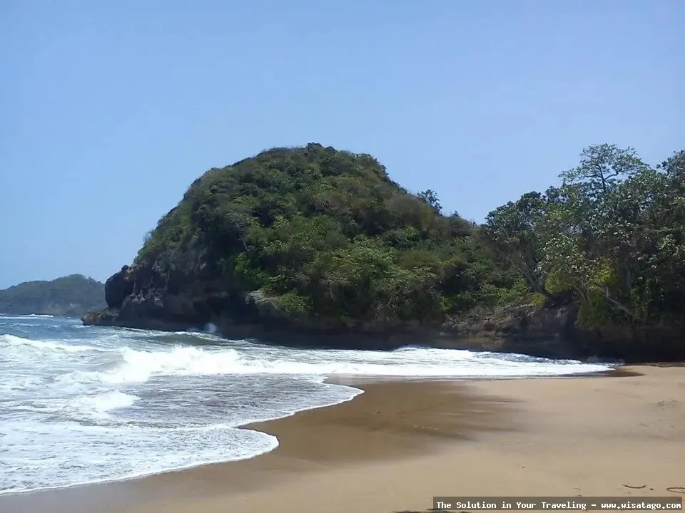 wisata Pantai Jonggring Saloko yang mempesona