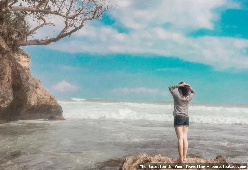 wisata Pantai Jonggring Saloko yang indah