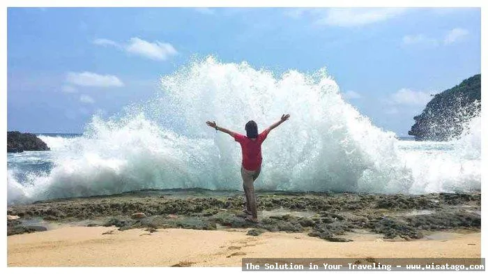 wisata Pantai Jonggring Saloko yang memukau