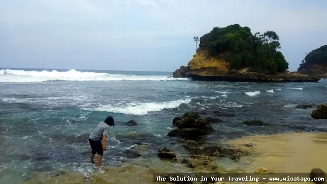 Wisata Pantai Jonggring Saloko nan eksotis