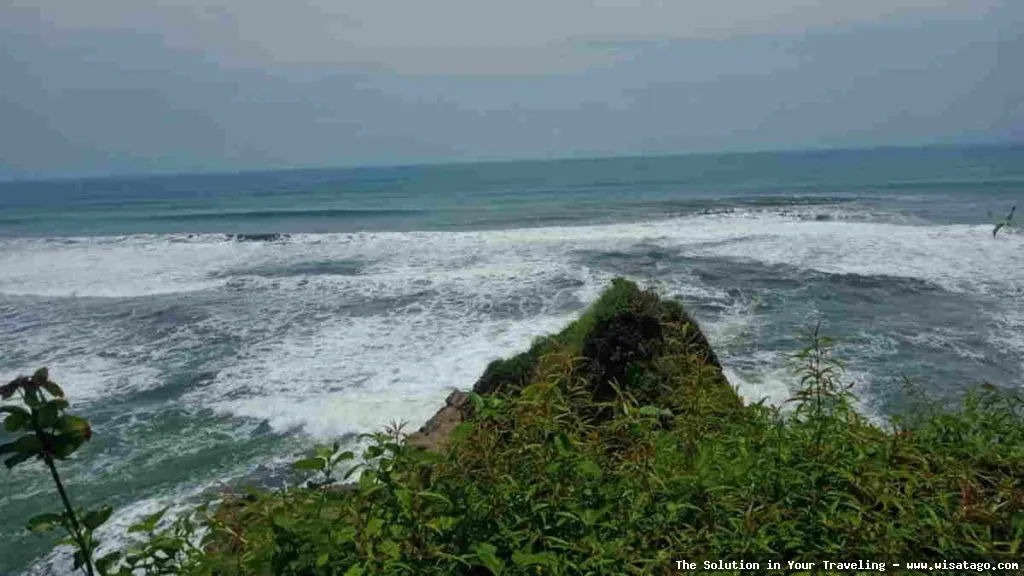 Wisata Pantai Karang Nini yang mempesona