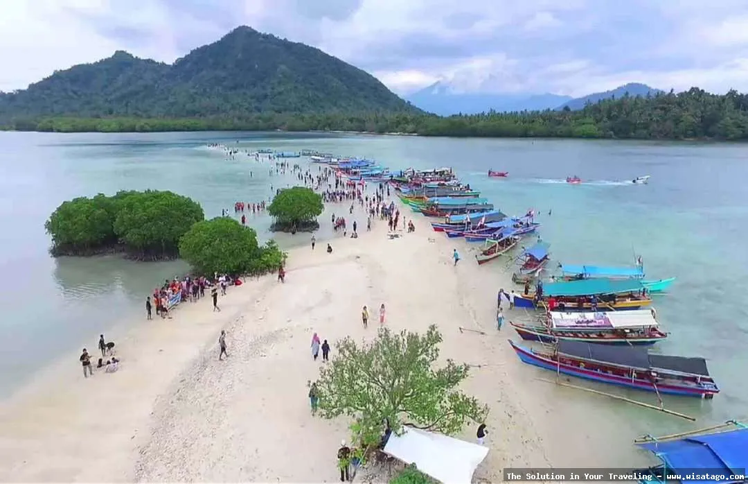 Wisata Pantai Lampon yang menawan.