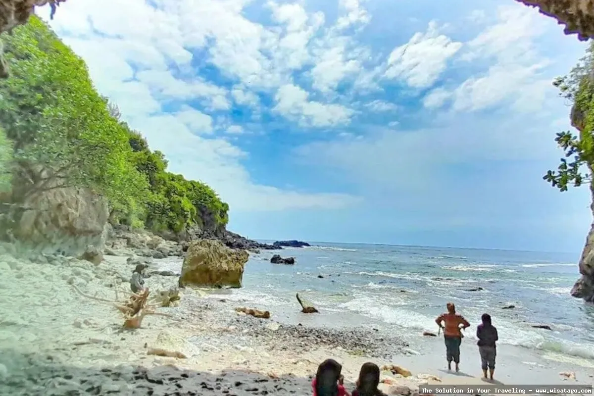 Wisata Pantai Lampon yang mempesona.