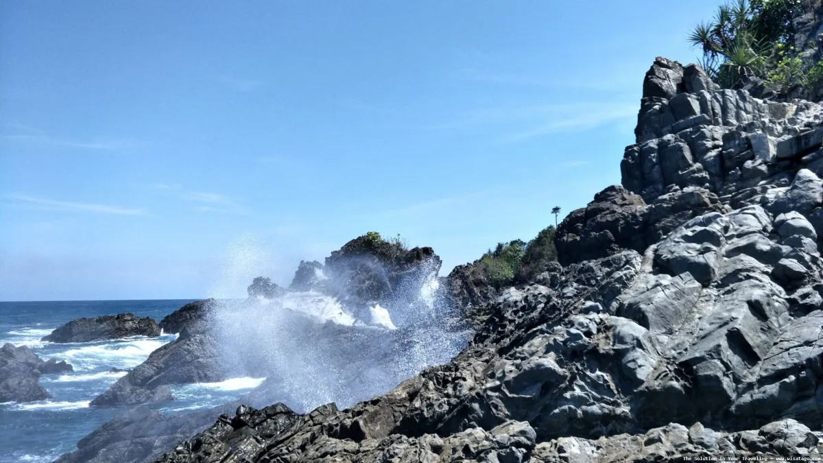 Wisata Pantai Lampon yang mempesona
