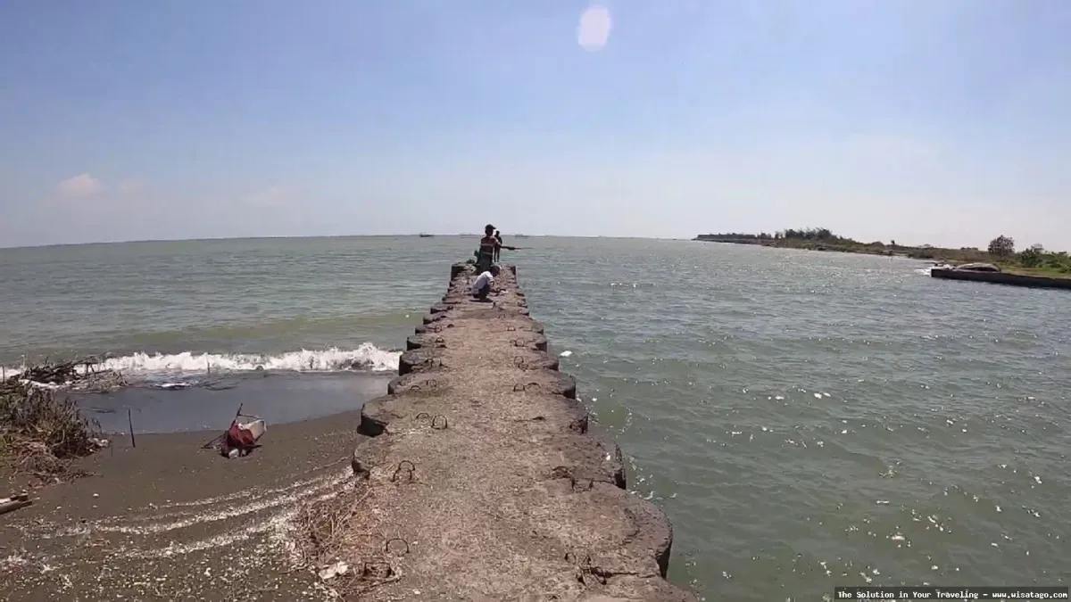 wisata Pantai Maron yang menawan