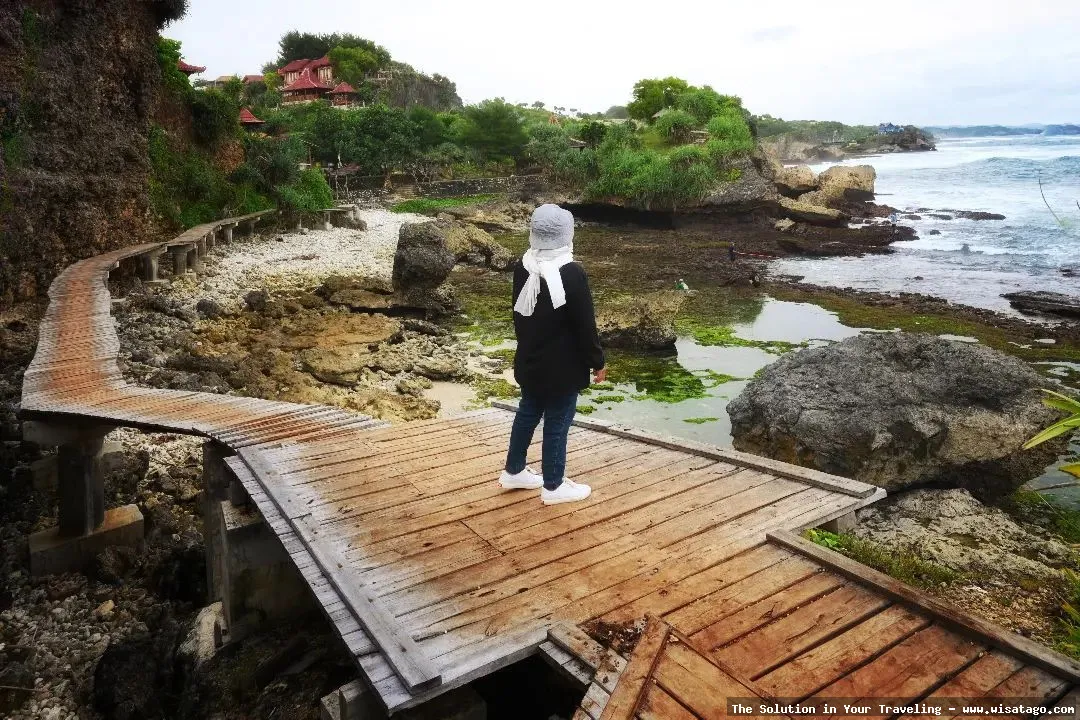 wisata Pantai Mbuluk yang menawan.
