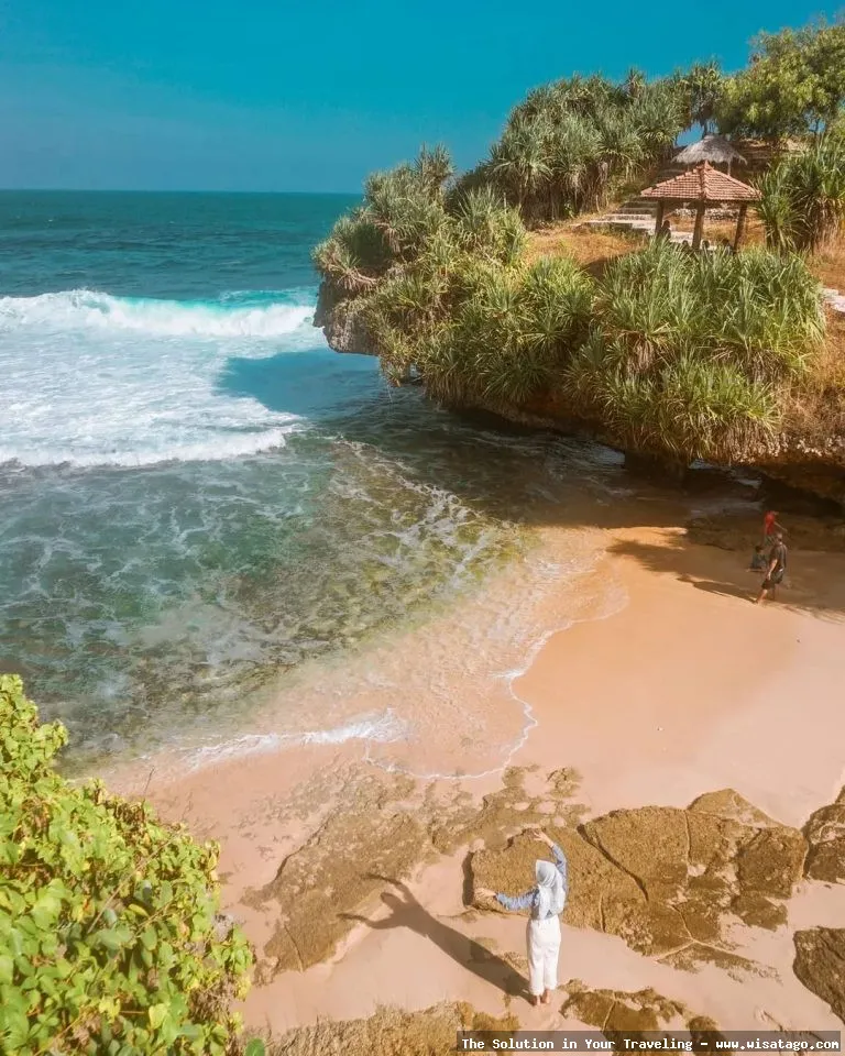 wisata Pantai Mbuluk yang menawan