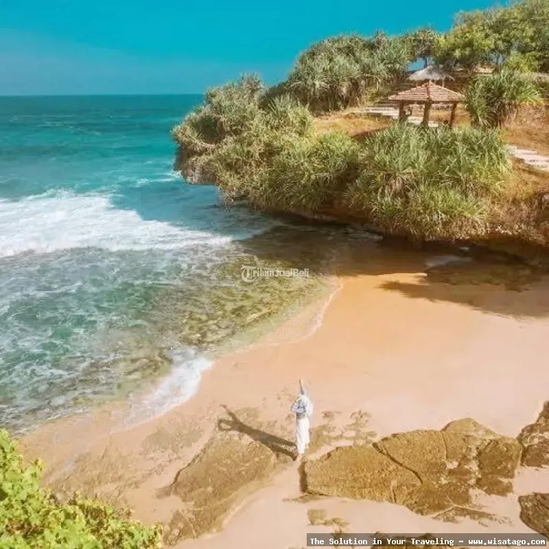 wisata Pantai Mbuluk yang menawan.
