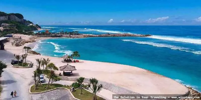 Wisata Pantai Melasti: pasir putih eksotis