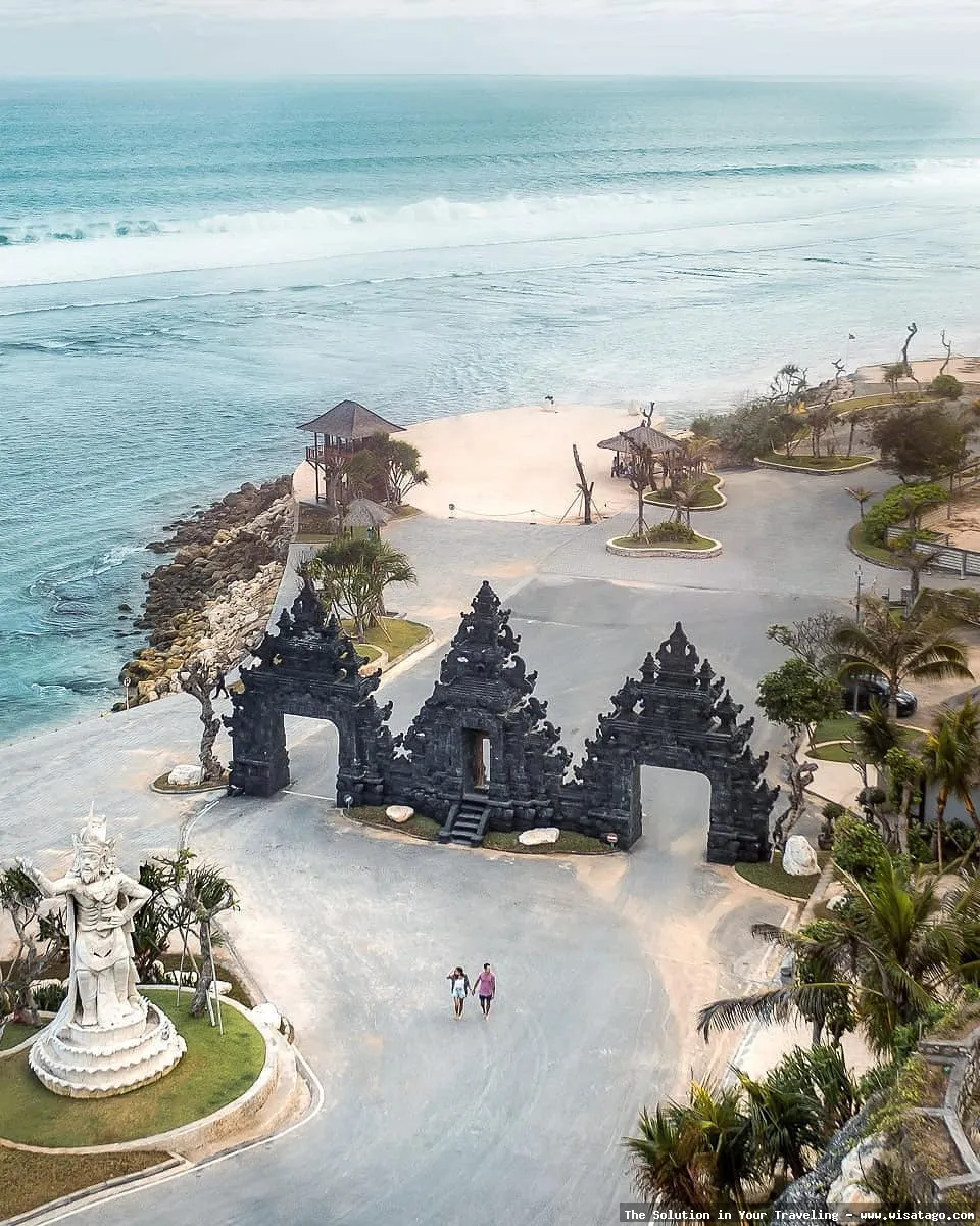 Wisata Pantai Melasti: keindahan memukau.