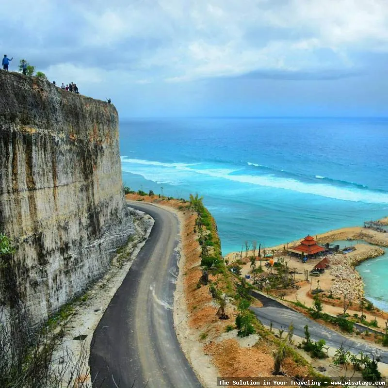Wisata Pantai Melasti dengan pasir putih