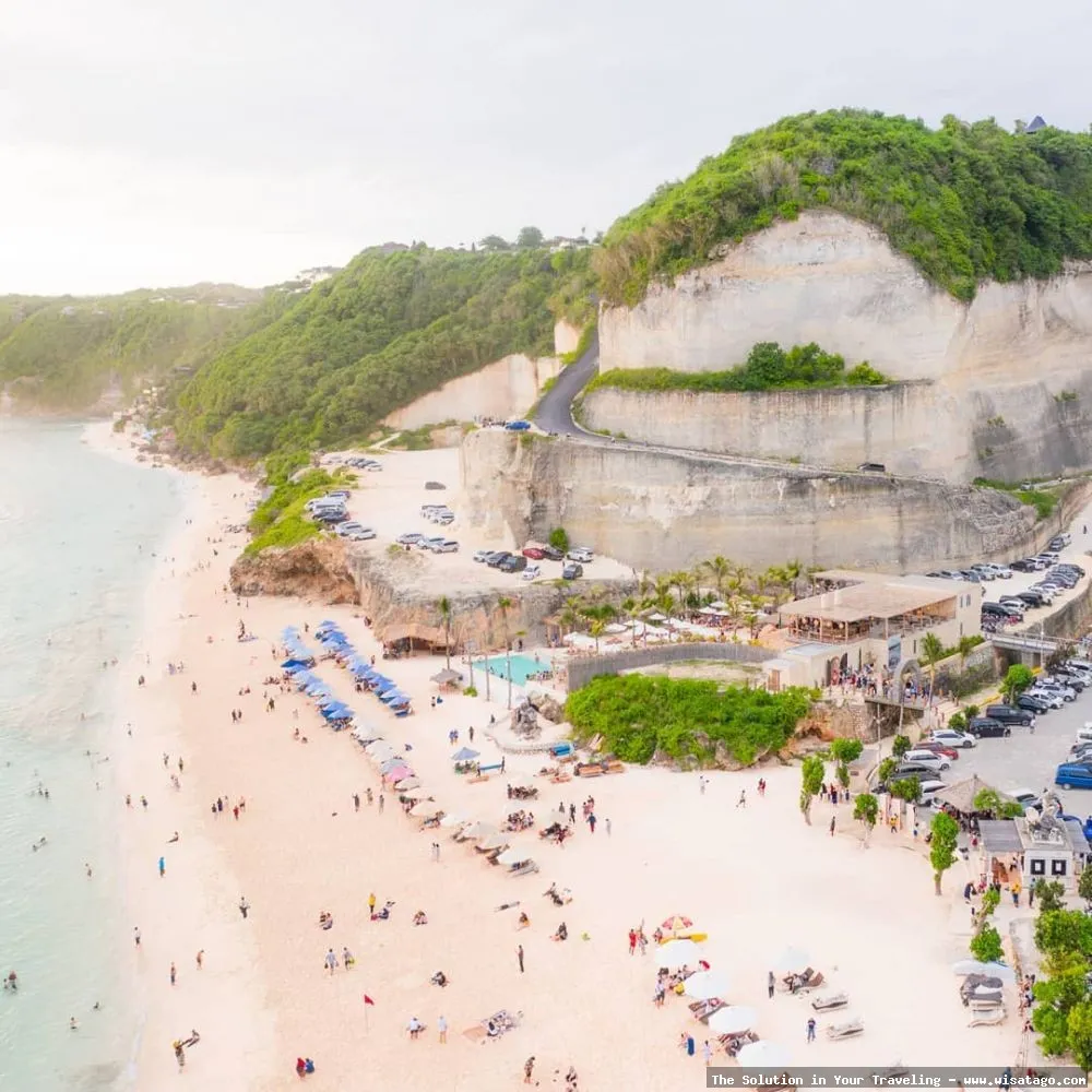 Wisata Pantai Melasti: pasir putih memukau