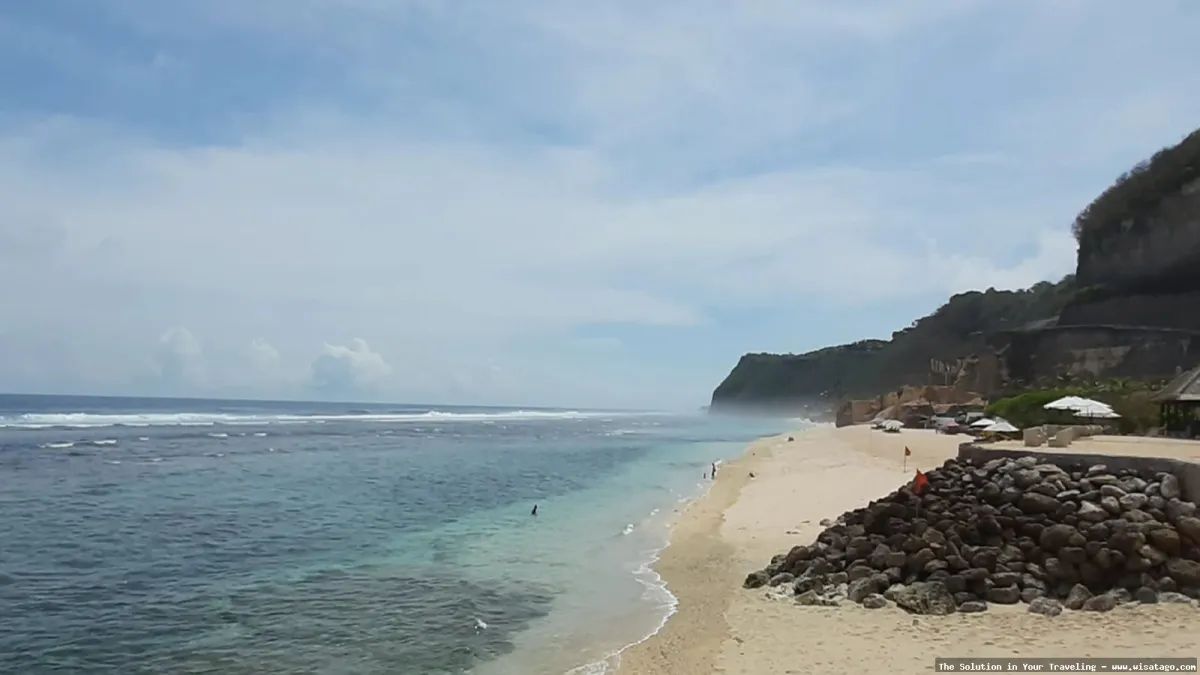 Wisata Pantai Melasti dengan pemandangan indah