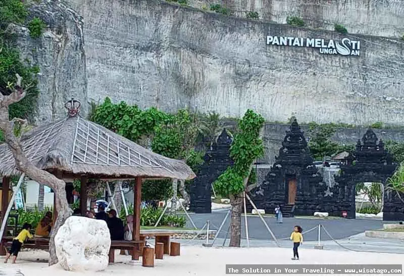 Wisata Pantai Melasti, pemandangan memesona.