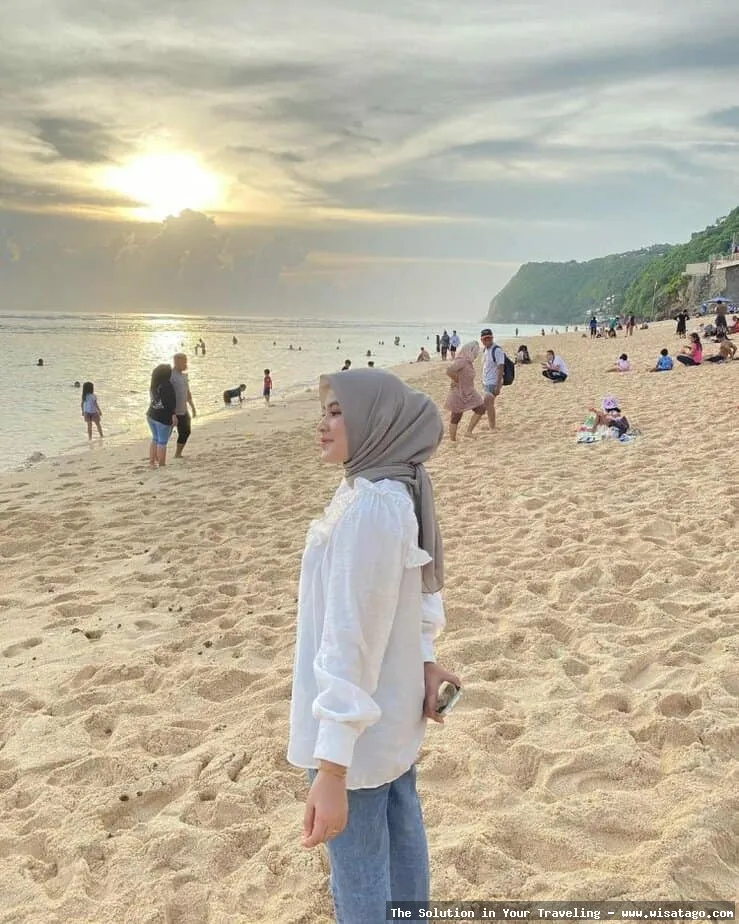 Wisata Pantai Melasti dengan pasir putih