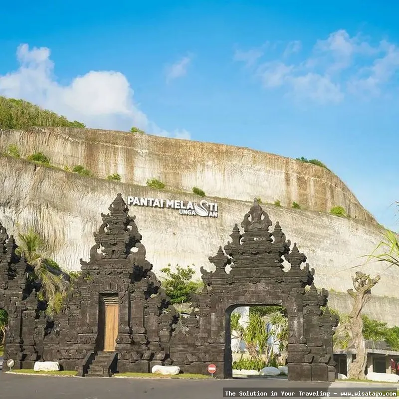 Wisata Pantai Melasti dengan pasir putih