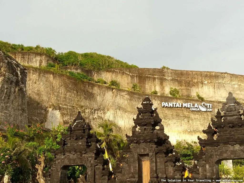 wisata Pantai Melasti yang memukau