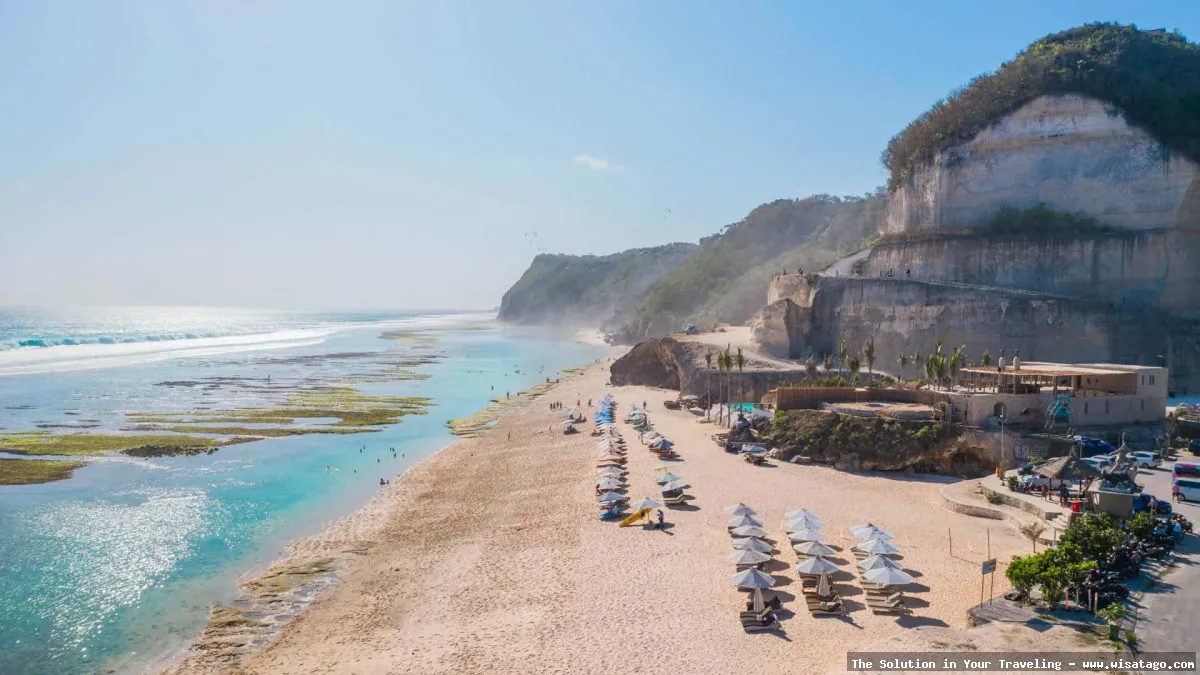 Wisata Pantai Melasti dengan pasir putih