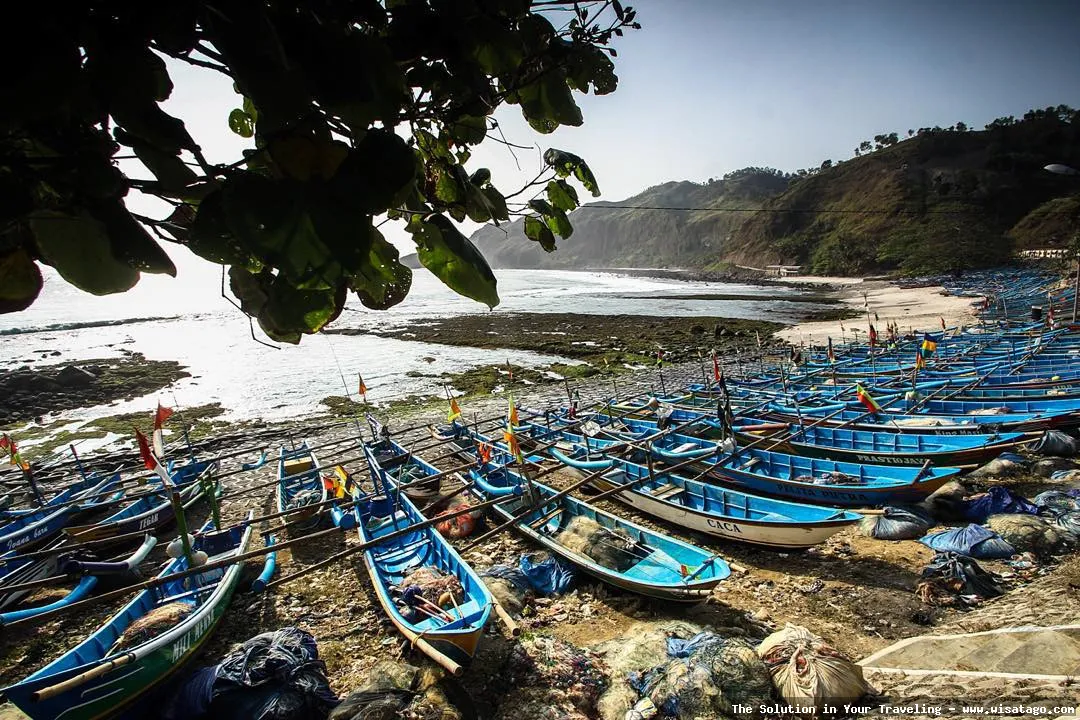 Wisata Pantai Menganti di Kebumen indah.