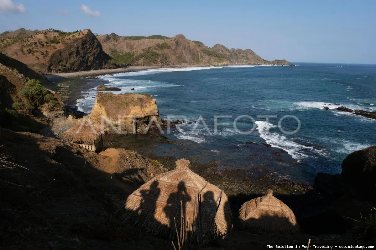Wisata Pantai Menganti di Kebumen indah.