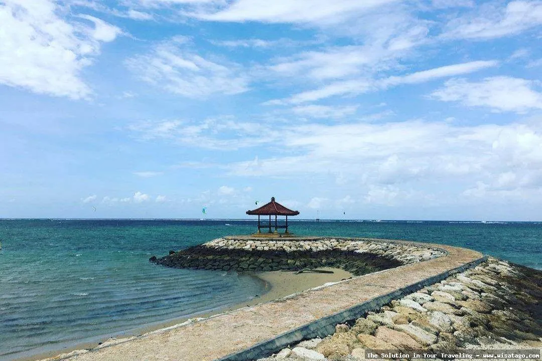Wisata Pantai Mertasari yang menawan.