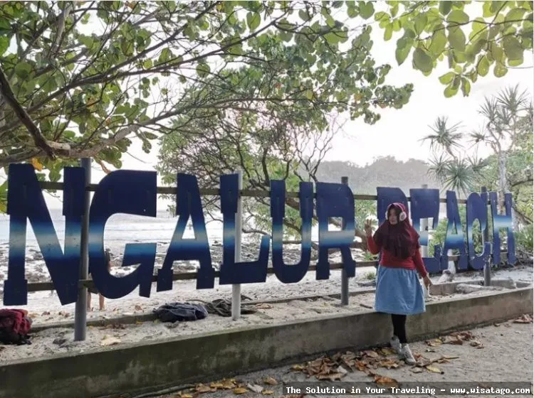 Wisata Pantai Ngalur dengan pasir putih.