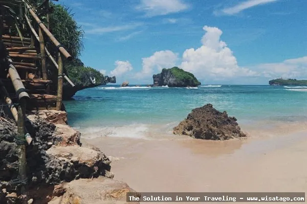 Wisata Pantai Ngandong pasir putih memukau