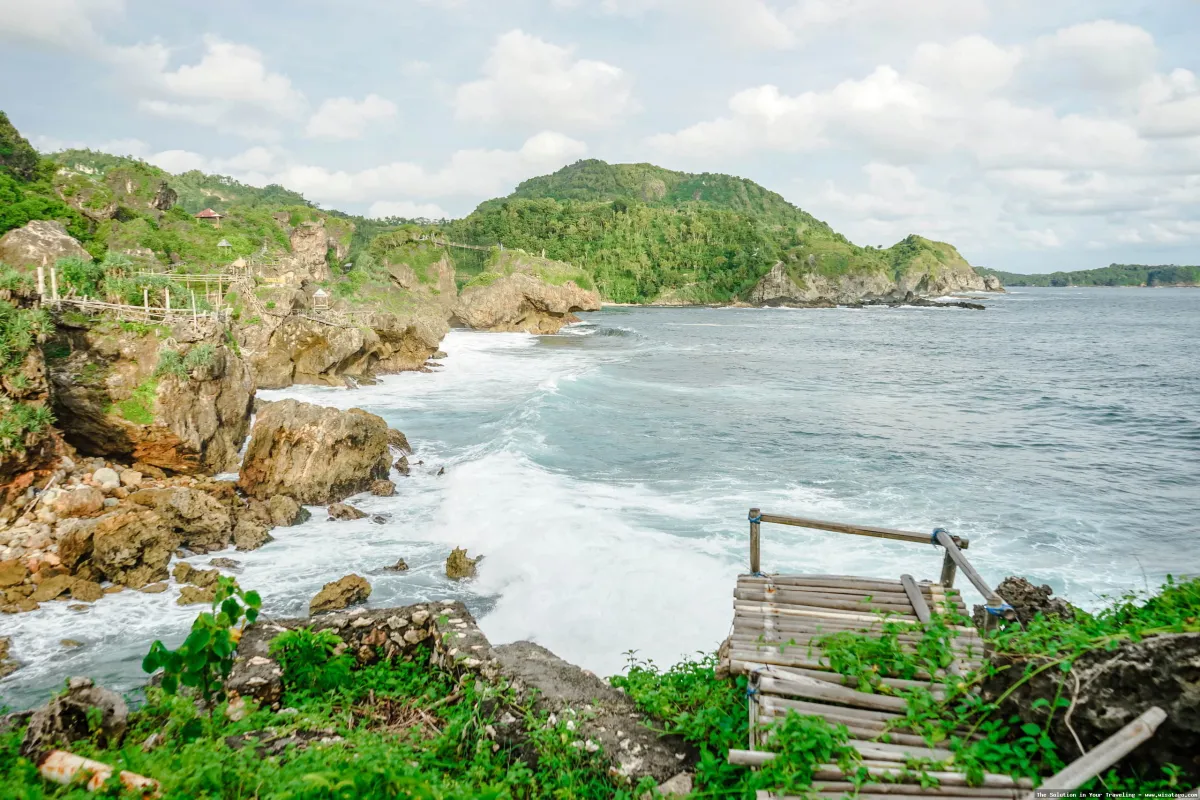 wisata Pantai Nglambor GunungKidul yang menawan