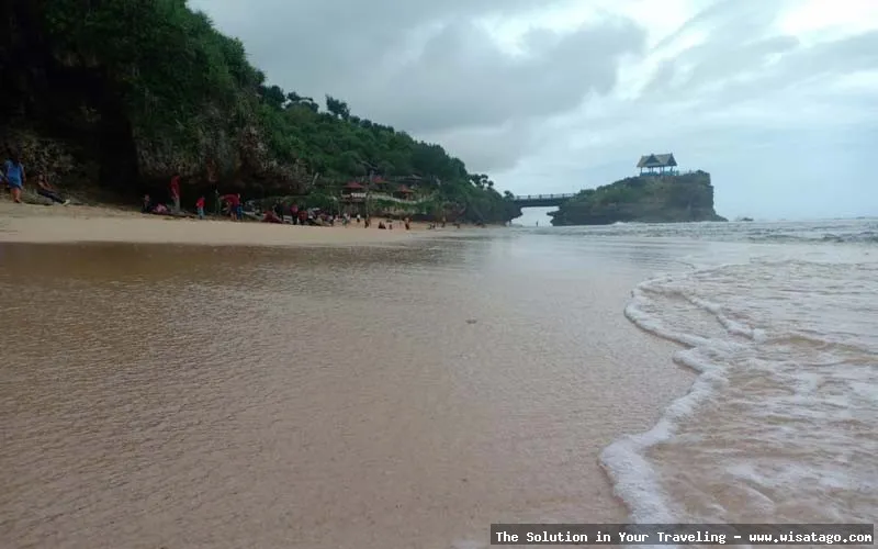 wisata Pantai Nglambor GunungKidul yang mempesona