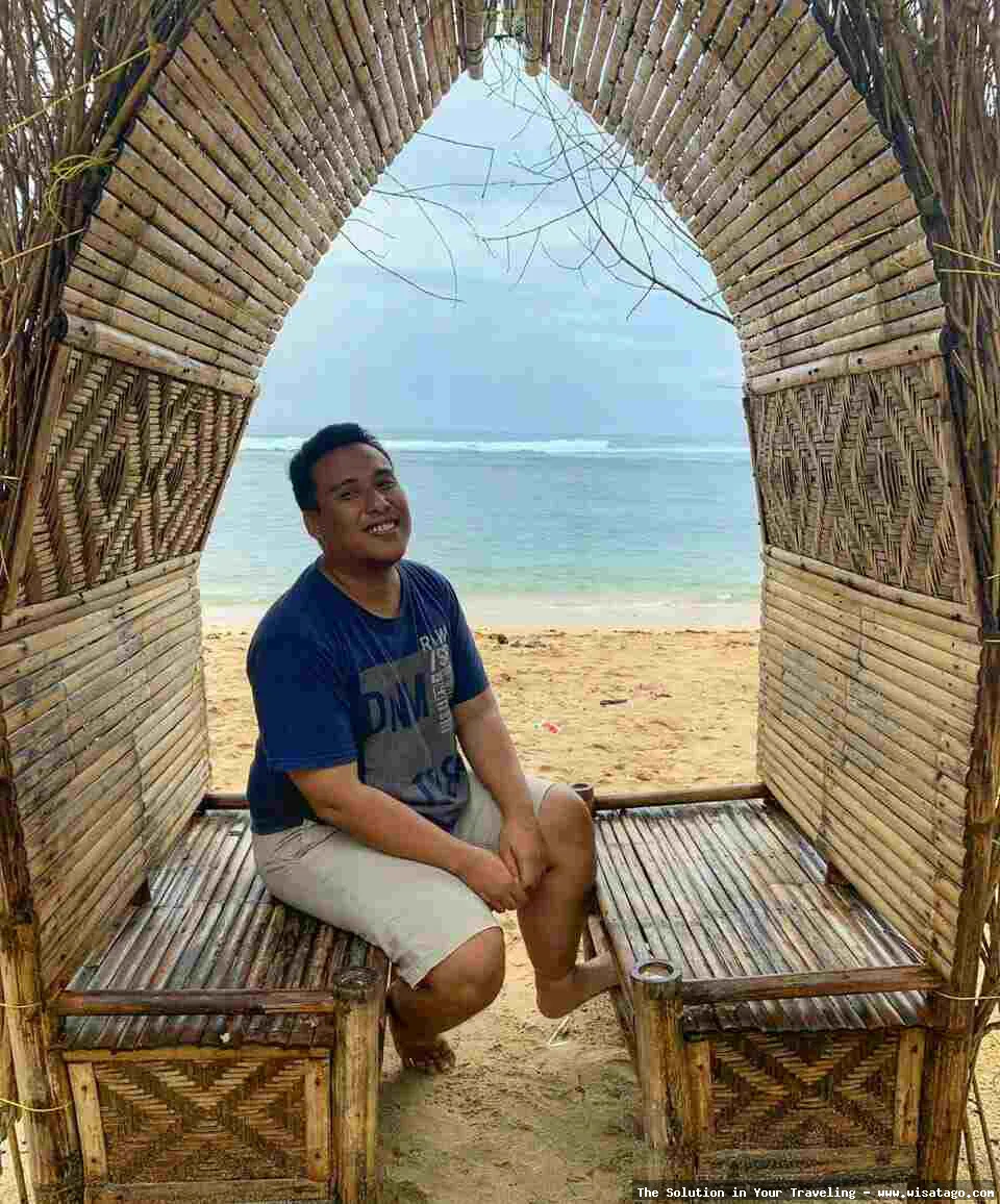 Wisata Pantai Ngliyep dengan ombak biru