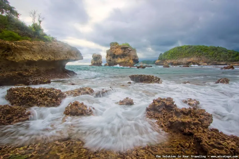 Wisata Pantai Ngliyep yang memesona alami