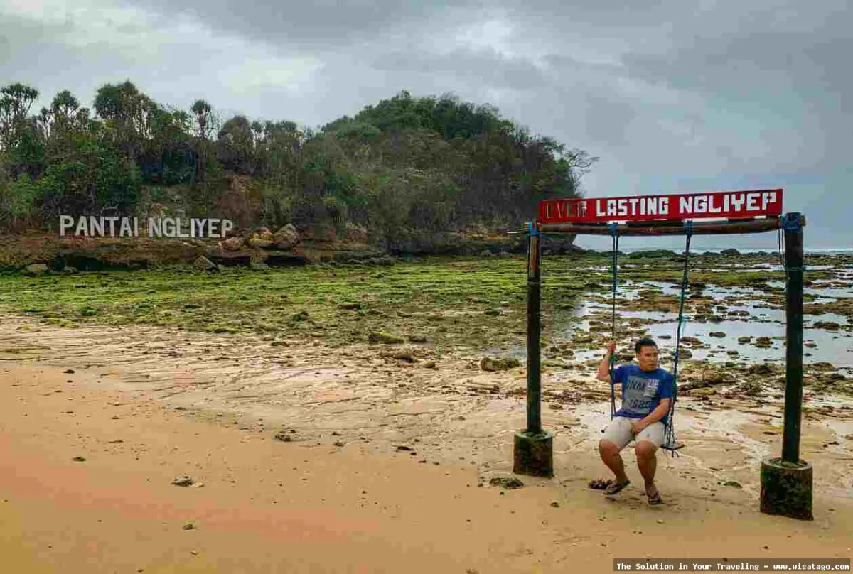 Wisata Pantai Ngliyep Malang mempesona.