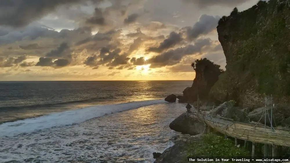 wisata Pantai Ngobaran Gunungkidul eksotis memukau