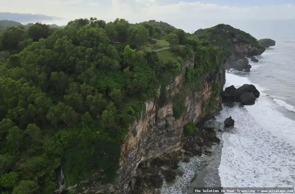 wisata Pantai Ngrumput yang menawan