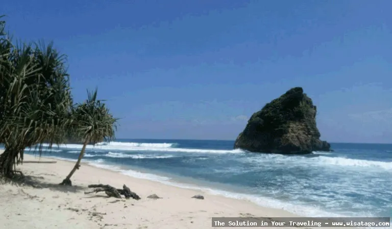 Wisata Pantai Ngudel yang mempesona