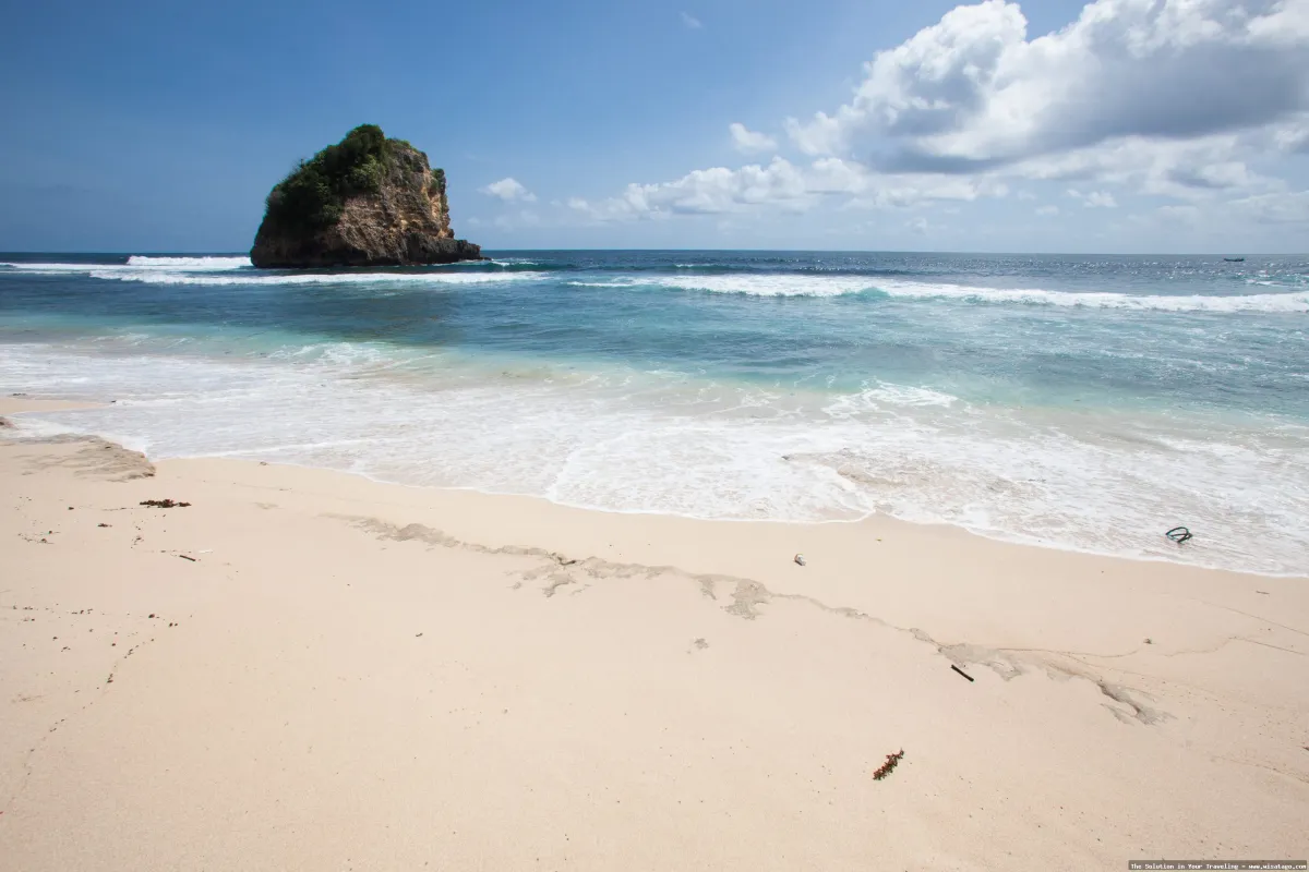 Wisata Pantai Ngudel, pasir putih memukau