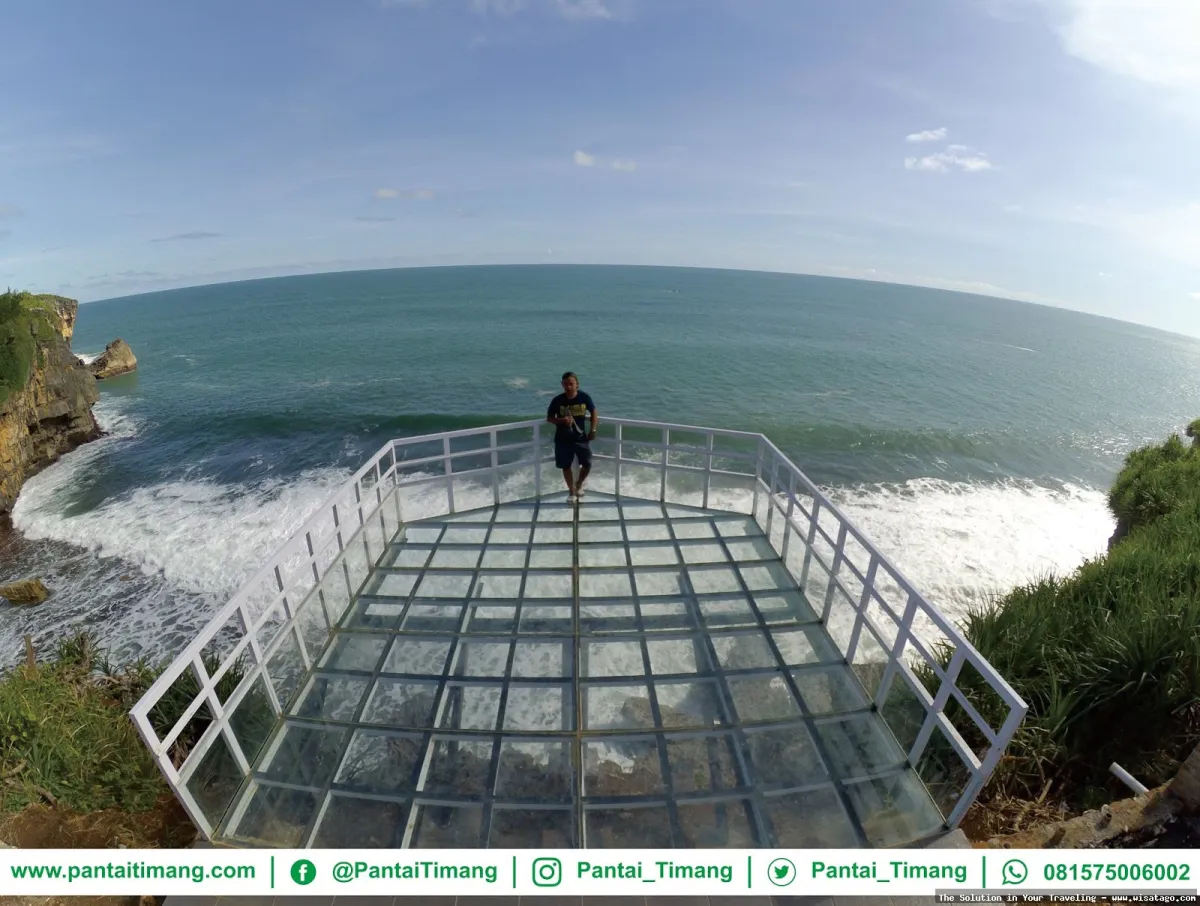 wisata Pantai Nguluran, tebing karang eksotis