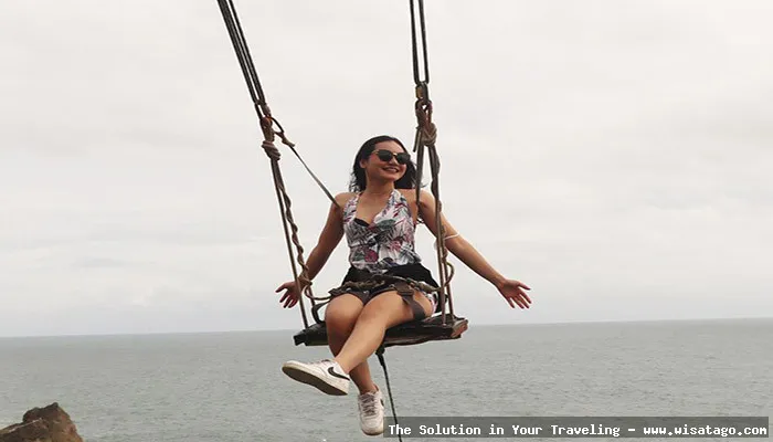 Wisata Pantai Nguluran, tebing karang eksotis