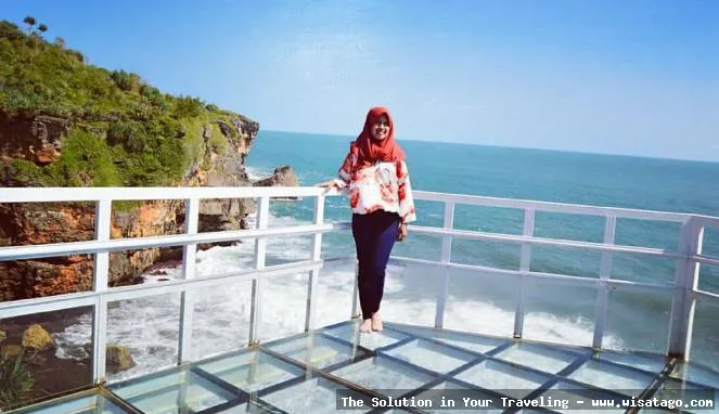 wisata Pantai Nguluran, tebing karang.