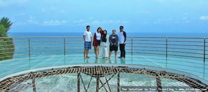 Wisata Pantai Nguluran, tebing karang eksotis