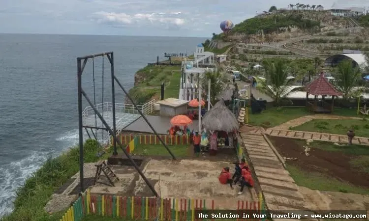 Wisata Pantai Nguluran, tebing karang eksotis.