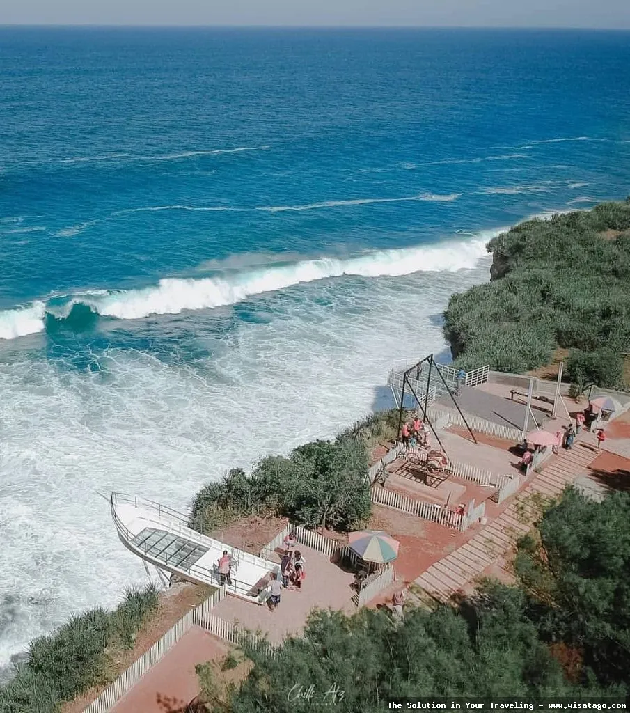 wisata Pantai Nguluran tebing karang eksotis
