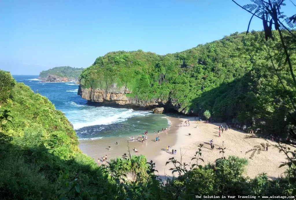 Wisata Pantai Nguyahan dengan pasir putih