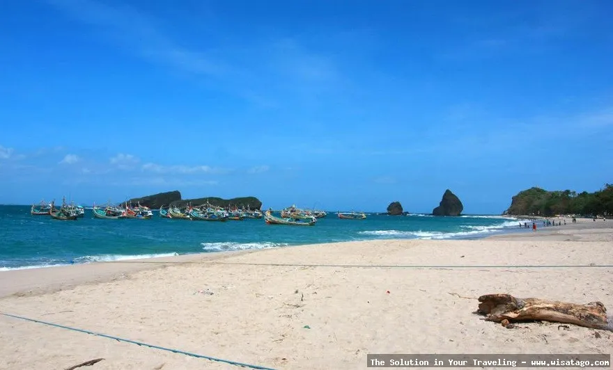 wisata Pantai Papuma Jember mempesona.